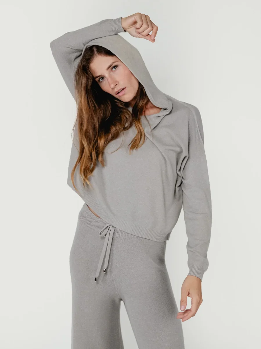 MAGLIA CON CAPPUCCIO TORTORA