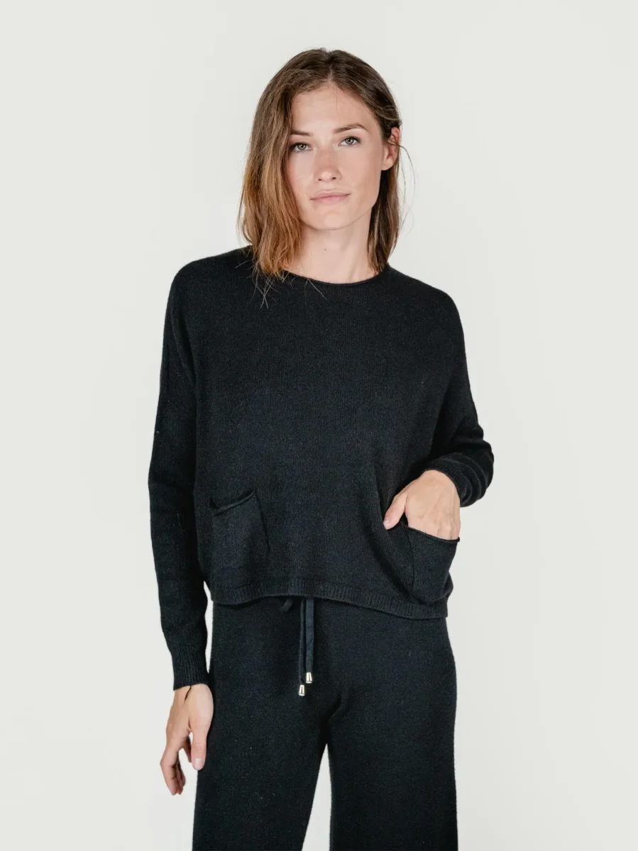 MAGLIA CORTA CON TASCHE NERO