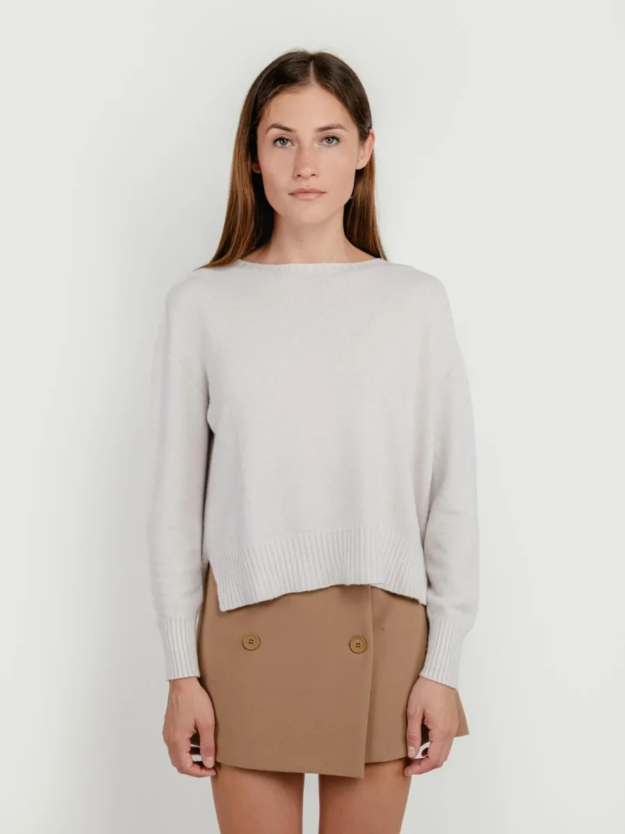 MAGLIA GIROCOLLO CON FONDO ASIMMETRICO PANNA