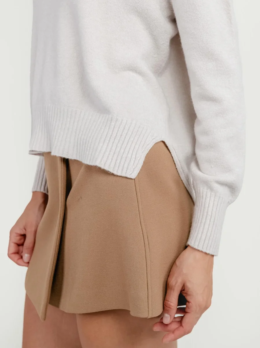 MAGLIA GIROCOLLO CON FONDO ASIMMETRICO PANNA - immagine 5