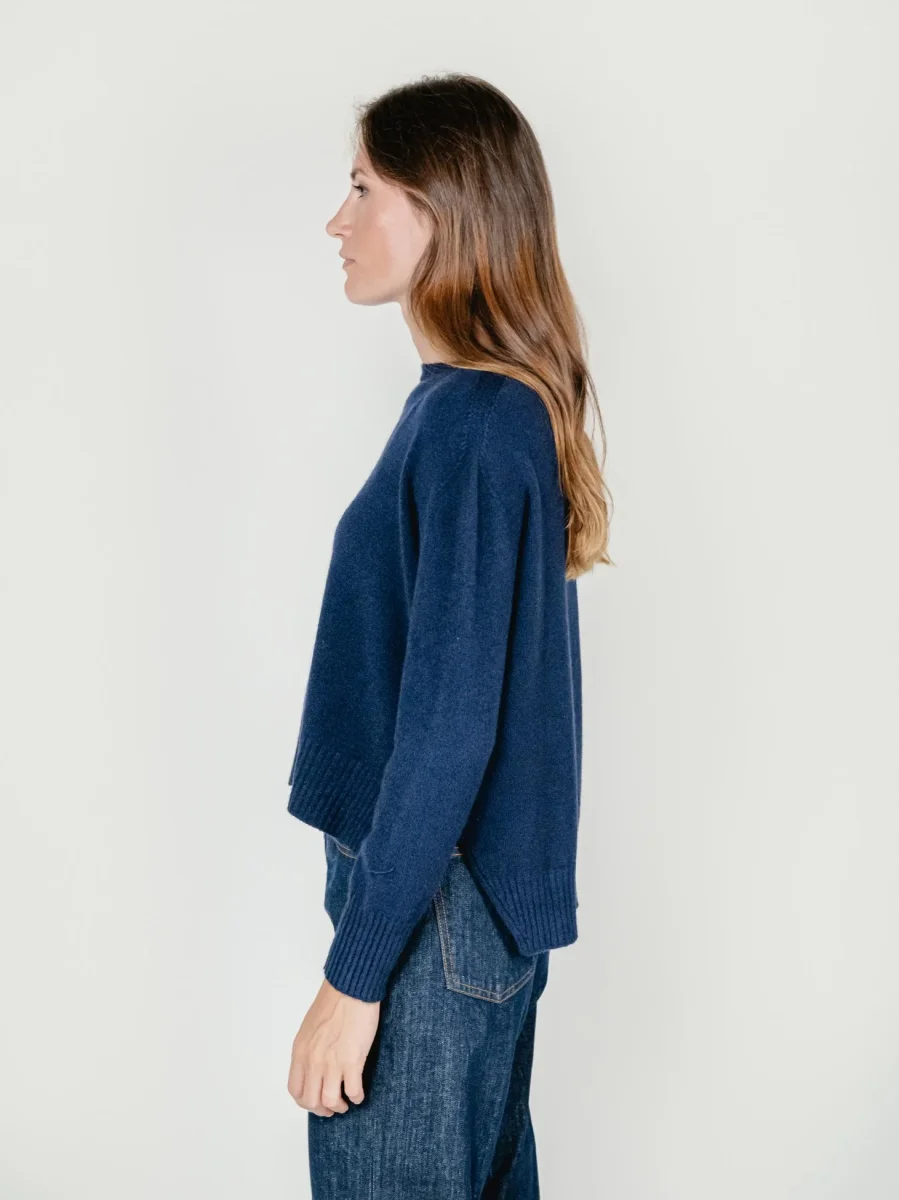 MAGLIA GIROCOLLO CON FONDO ASSIMETRICO BLU - immagine 3