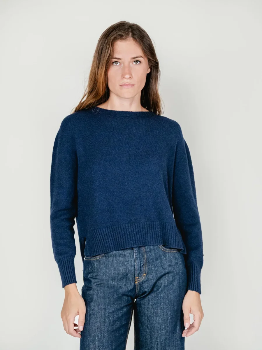 MAGLIA GIROCOLLO CON FONDO ASSIMETRICO BLU