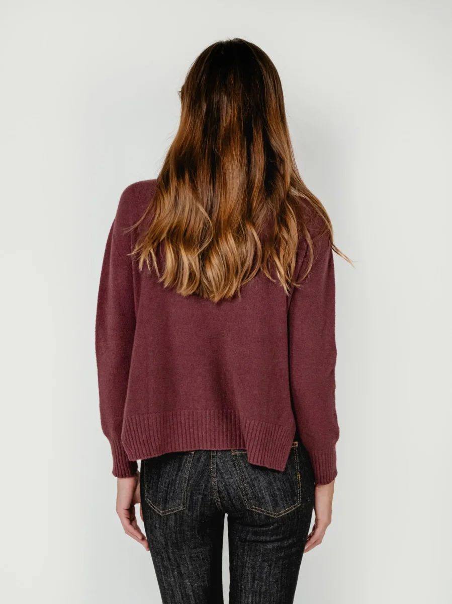 MAGLIA GIROCOLLO CON FONDO ASSIMETRICO BORDEAUX - immagine 4