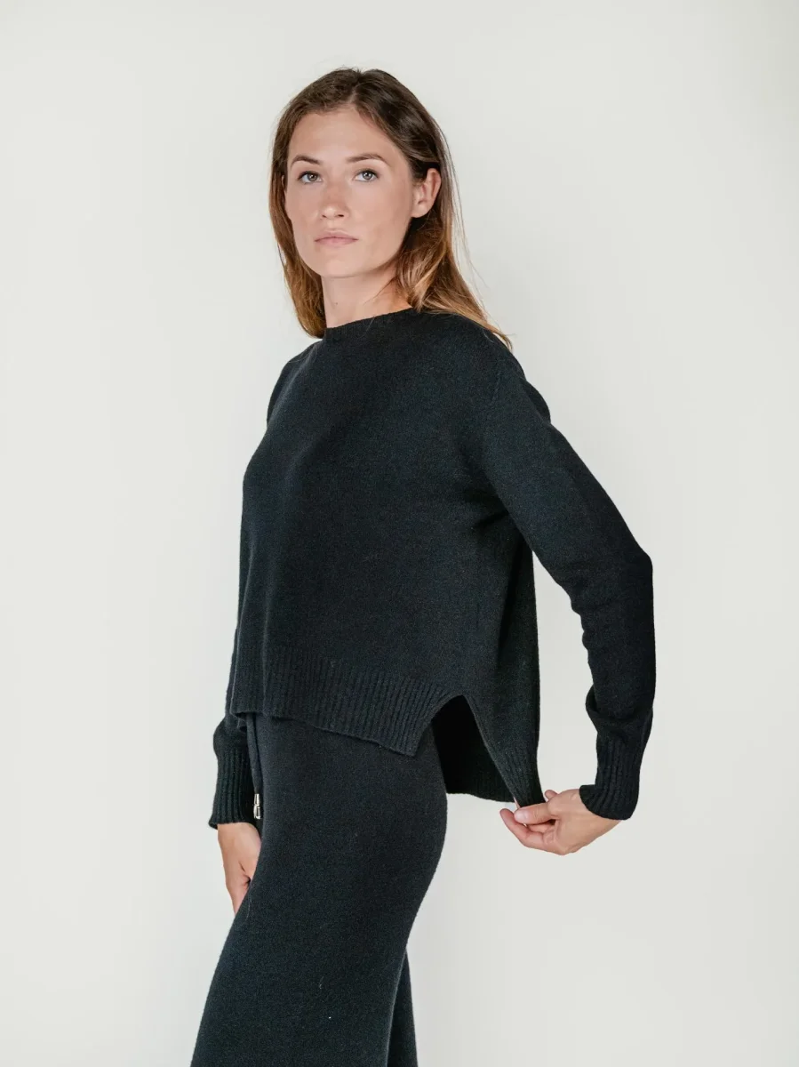 MAGLIA GIROCOLLO CON FONDO ASSIMETRICO NERO - immagine 3