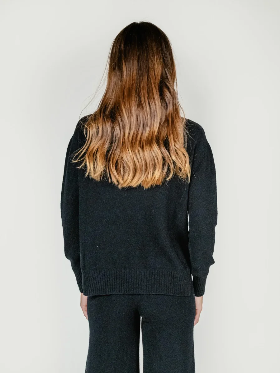 MAGLIA GIROCOLLO CON FONDO ASSIMETRICO NERO - immagine 4