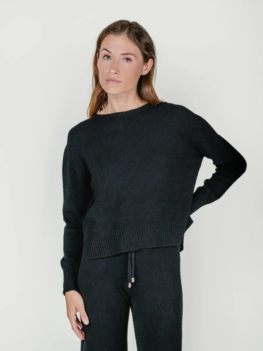 MAGLIA GIROCOLLO CON FONDO ASSIMETRICO NERO