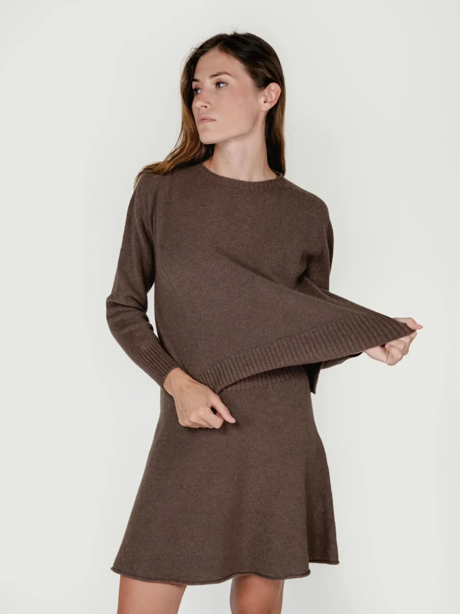 MAGLIA GIROCOLLO CON FONDO ASSIMETRICO TABACCO