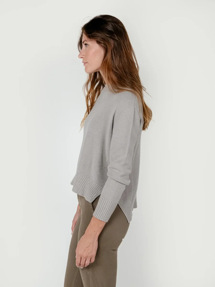 MAGLIA GIROCOLLO CON FONDO ASSIMETRICO TORTORA - immagine 3