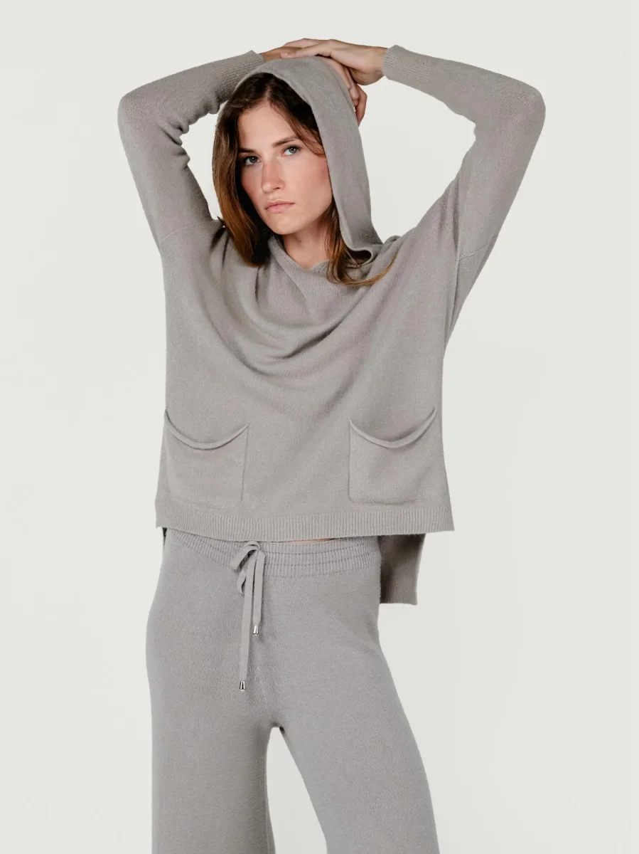 MAGLIA LUNGA CON TASCHE E CAPPUCCIO AVORIO