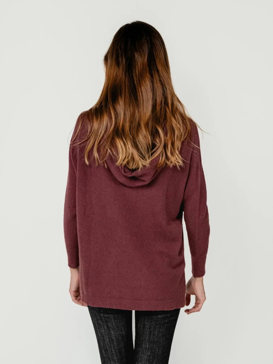 MAGLIA LUNGA CON TASCHE E CAPPUCCIO BORDEAUX - immagine 4