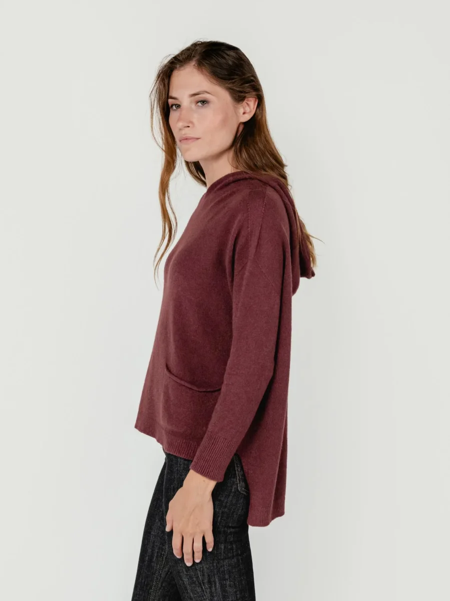 MAGLIA LUNGA CON TASCHE E CAPPUCCIO BORDEAUX - immagine 3