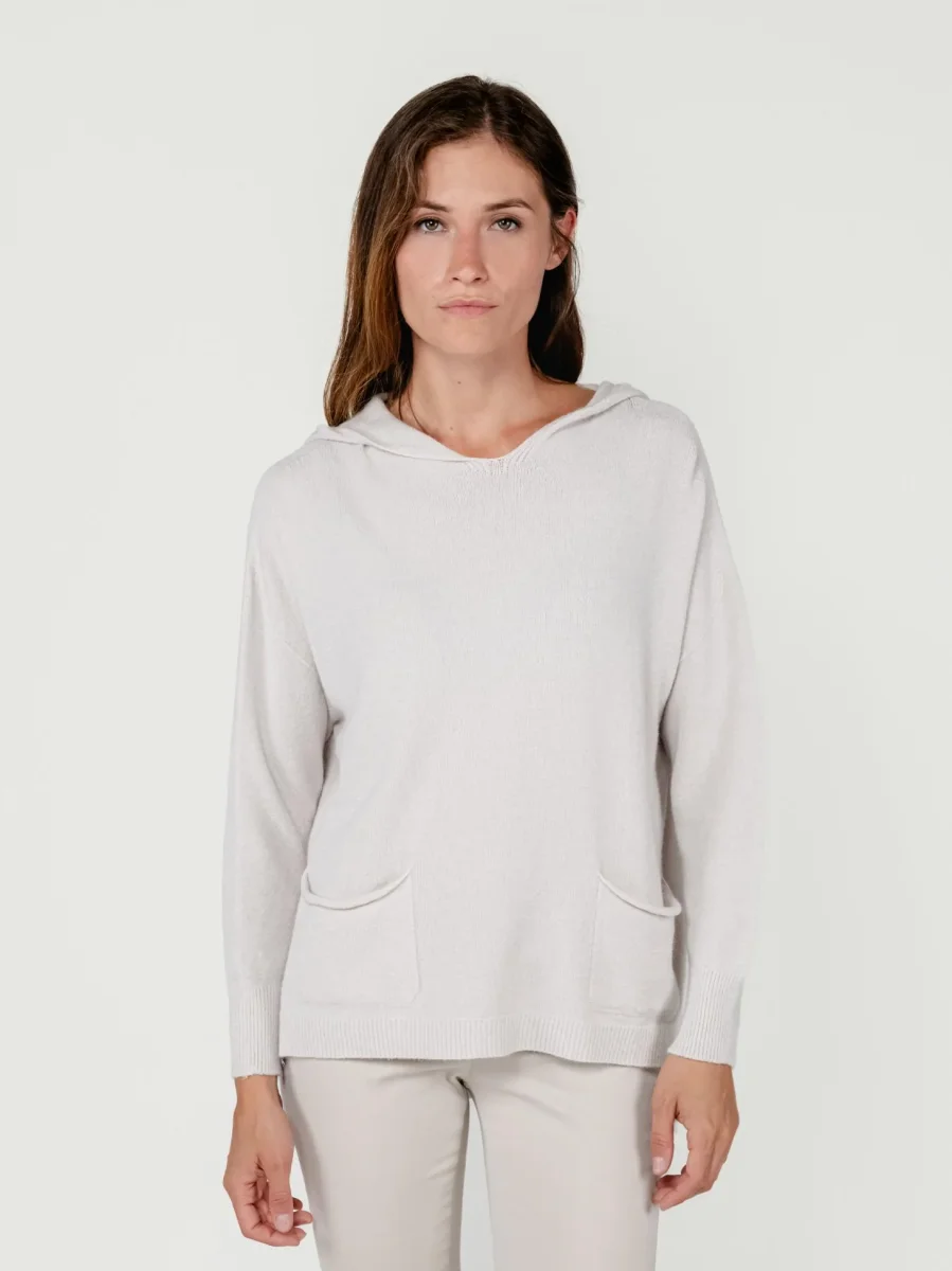 MAGLIA LUNGA CON TASCHE E CAPPUCCIO PANNA