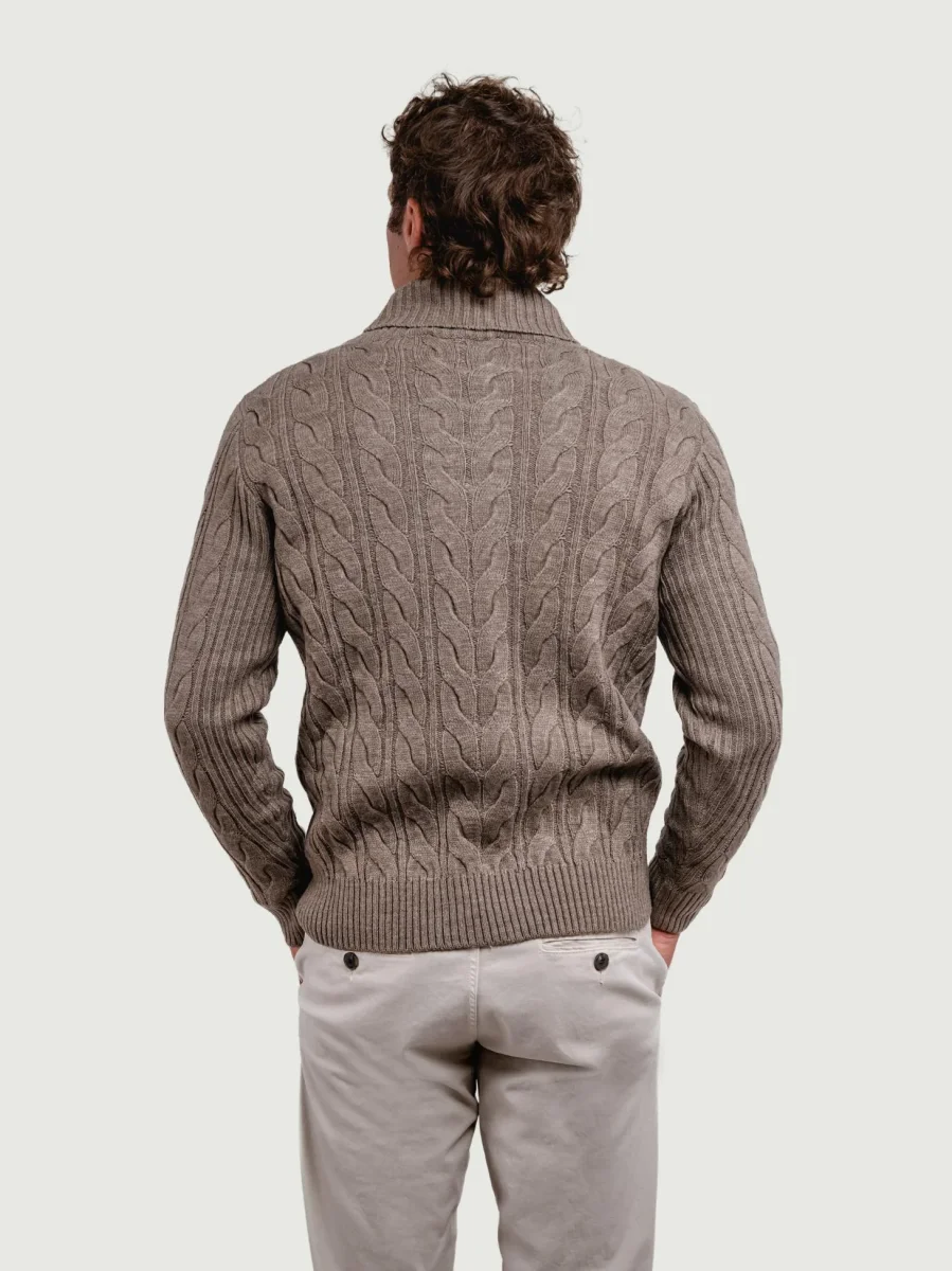 MAGLIONE A TRECCE CON COLLO SCIALLATO TORTORA - immagine 4