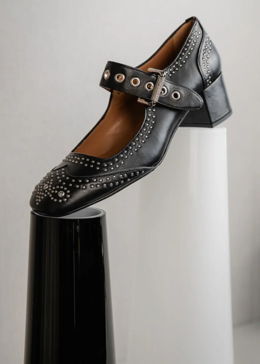 MARY JANE IN PELLE NERA CON BORCHIETTE - immagine 7