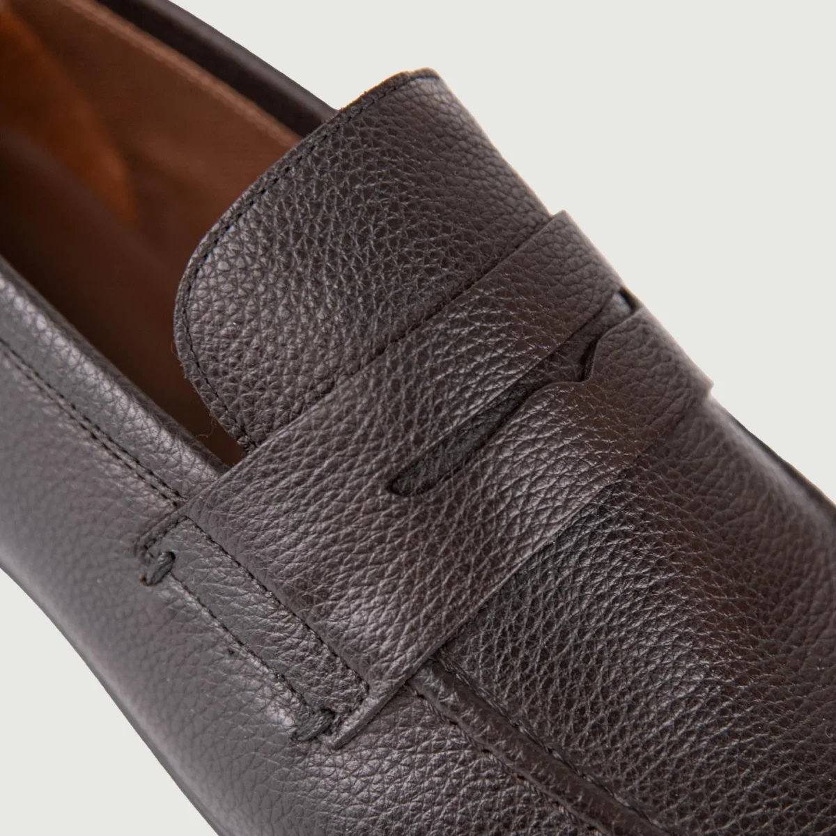 MOCASSINO CON PENNY IN PELLE MARTELLATA TESTA MORO - immagine 5