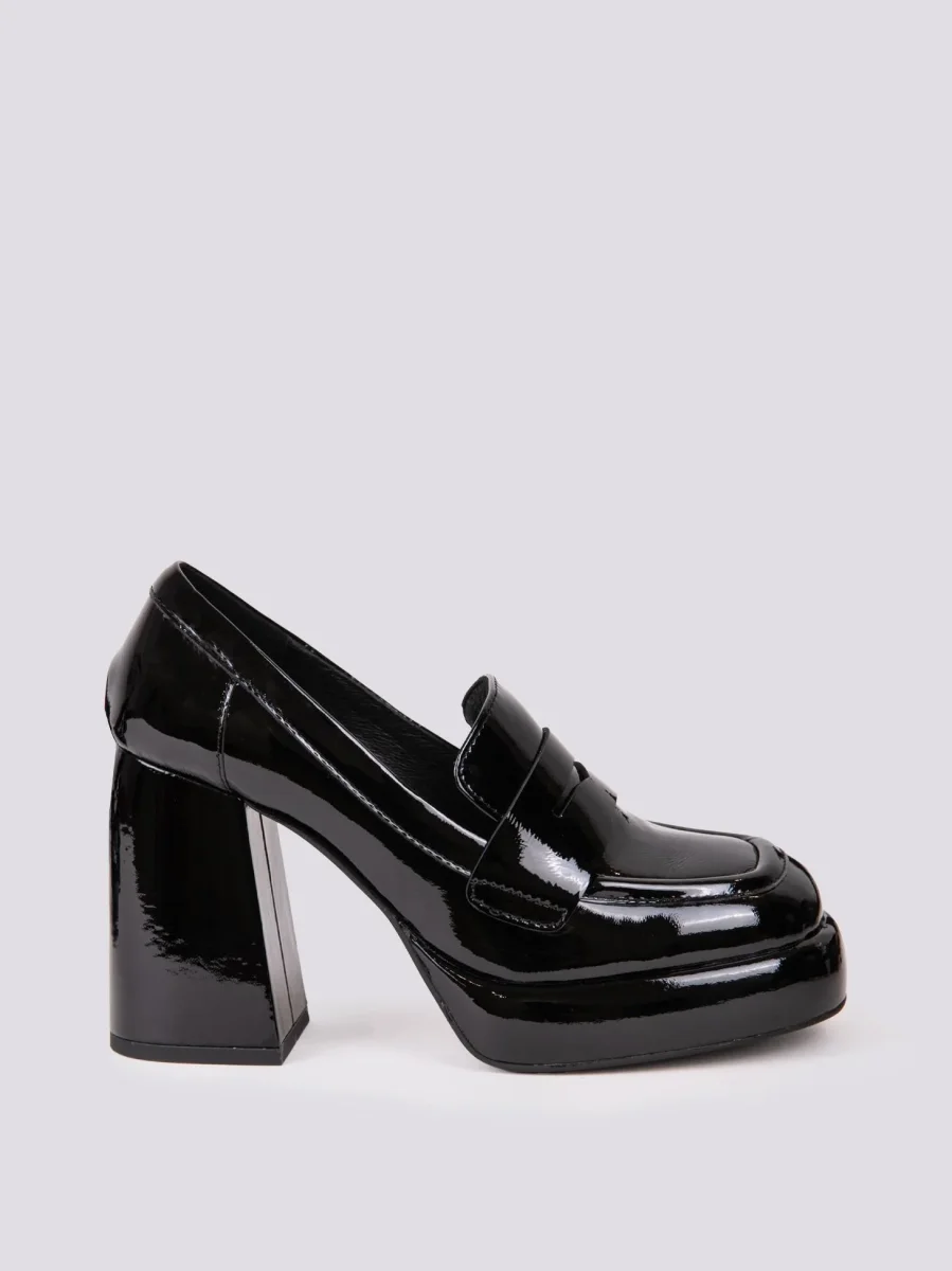 MOCASSINO CON PLATEAU E TACCO SPESSO IN VERNICE NERA