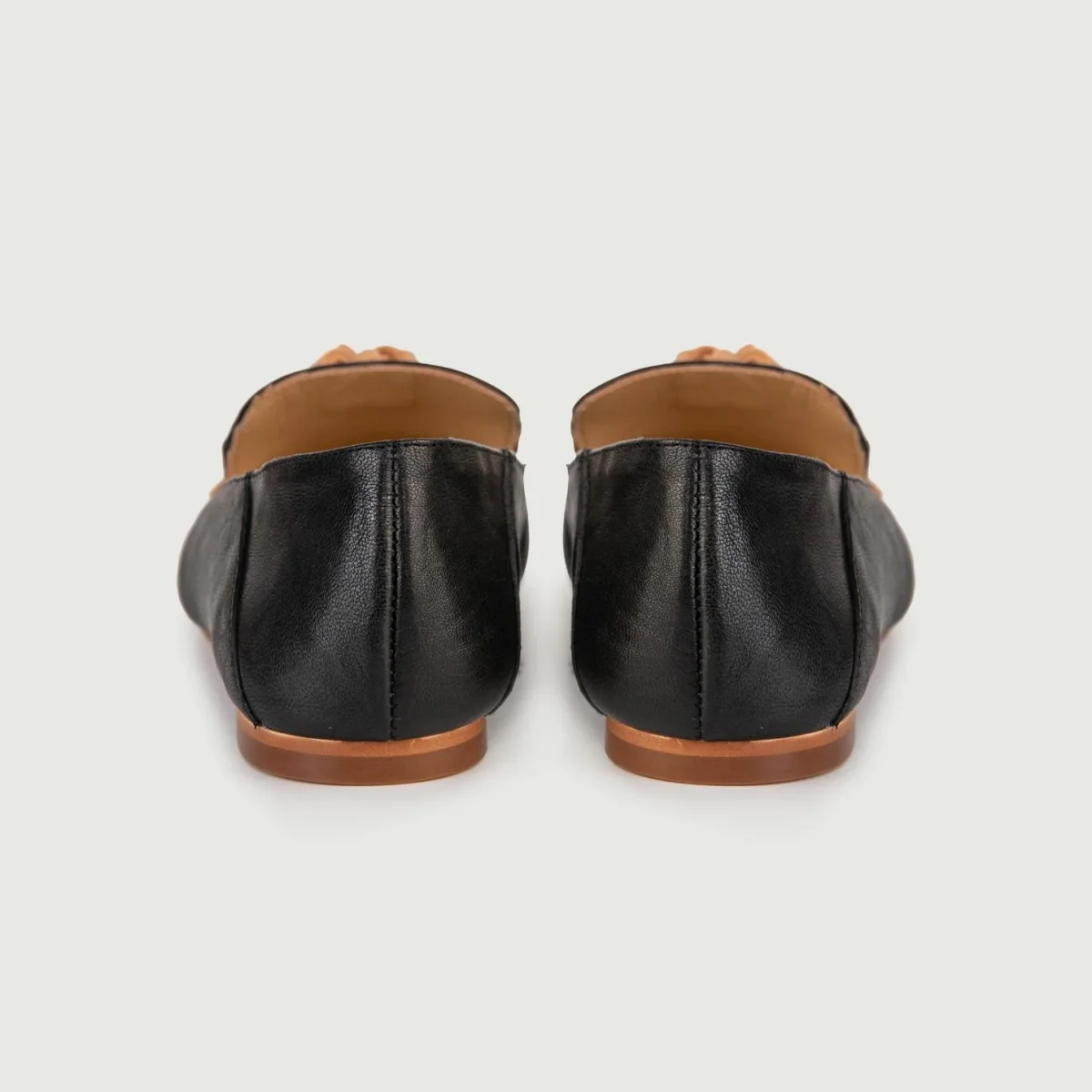 MOCASSINO IN NAPPA NERA CON MAXI NAPPINA - immagine 4