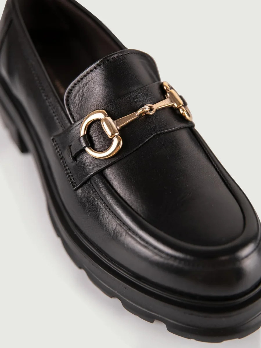 MOCASSINO IN PELLE NERA CON MORSETTO - immagine 6