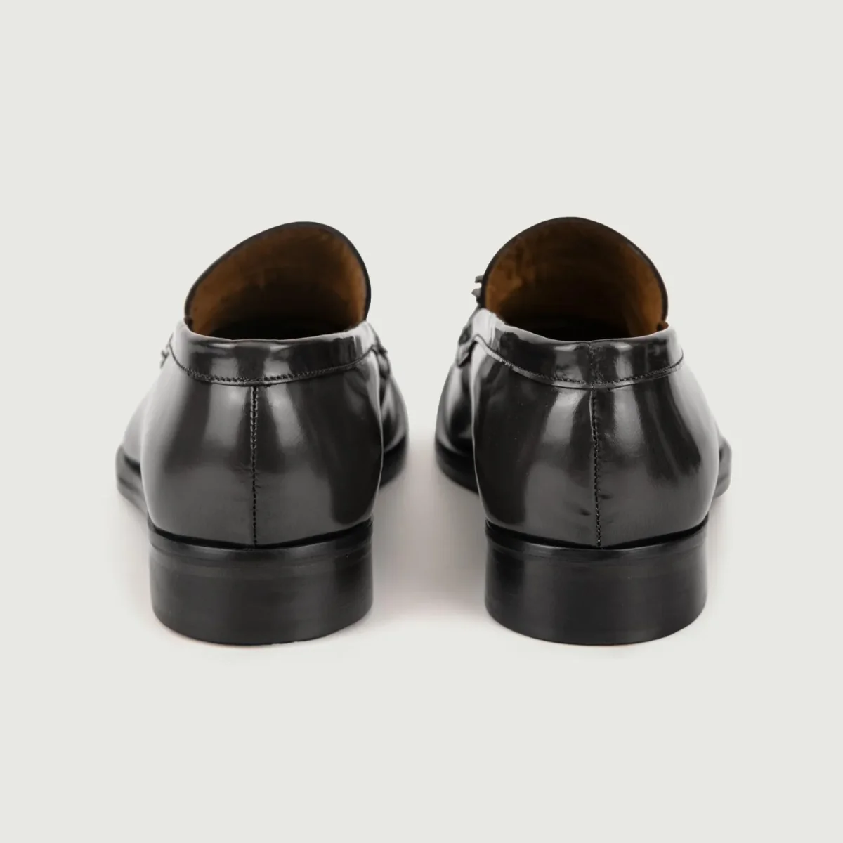 MOCASSINO IN PELLE SPAZZOLATA CON NAPPINE NERO - immagine 4