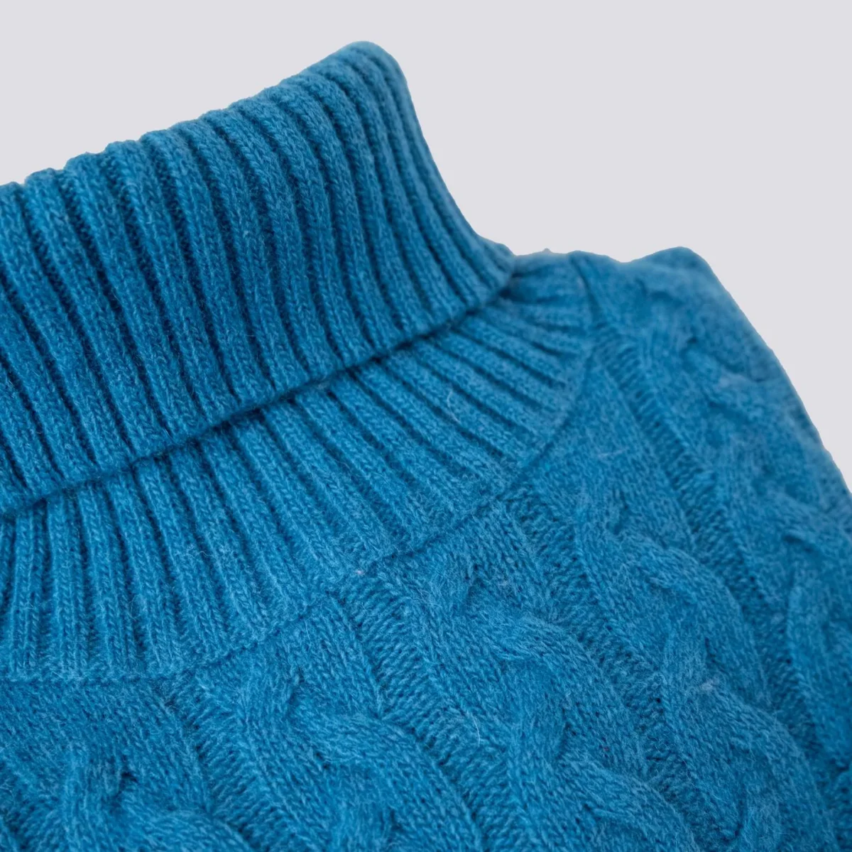 Maglione a collo alto con intreccio in lana turchese - immagine 3