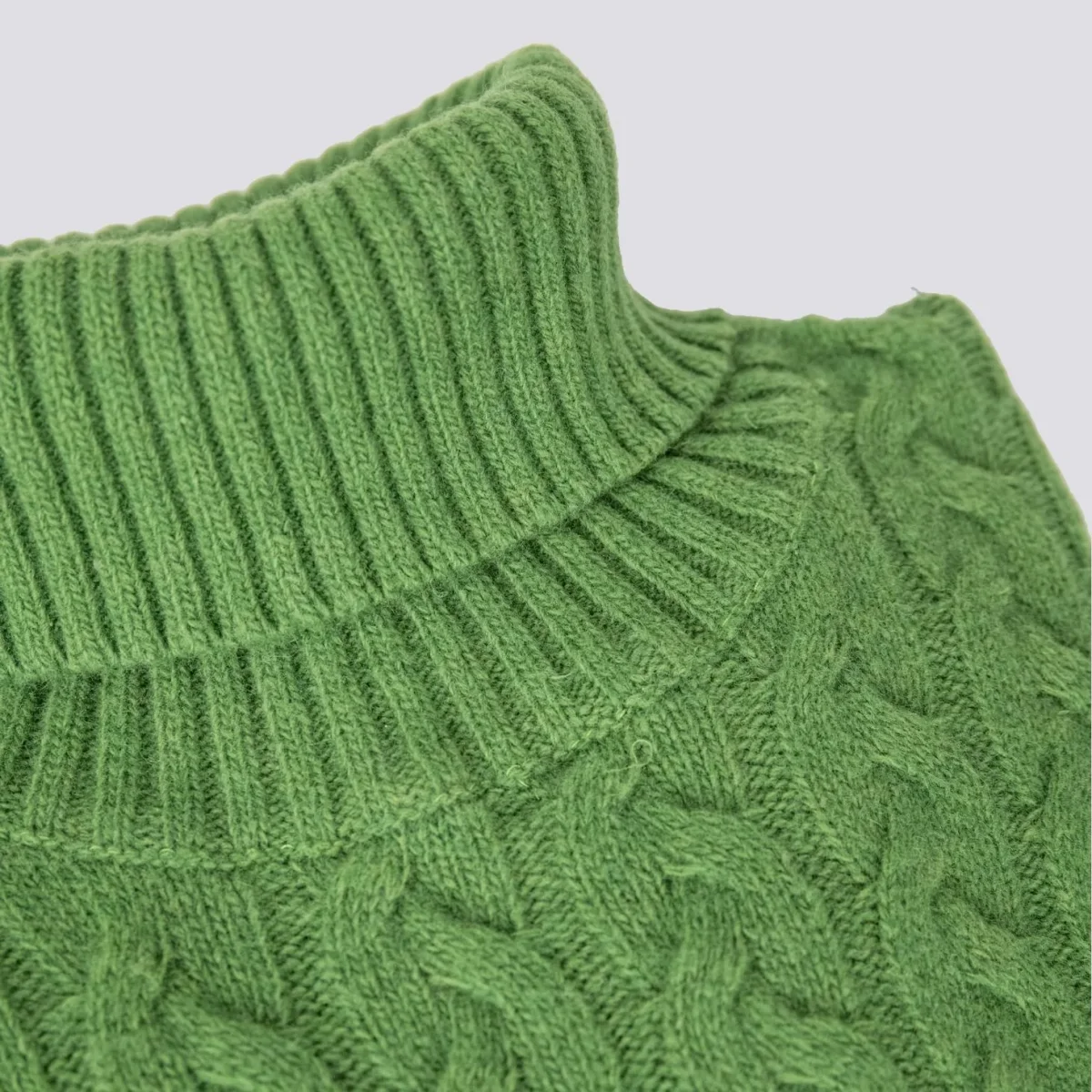 Maglione a collo alto con intreccio in lana verde - immagine 3