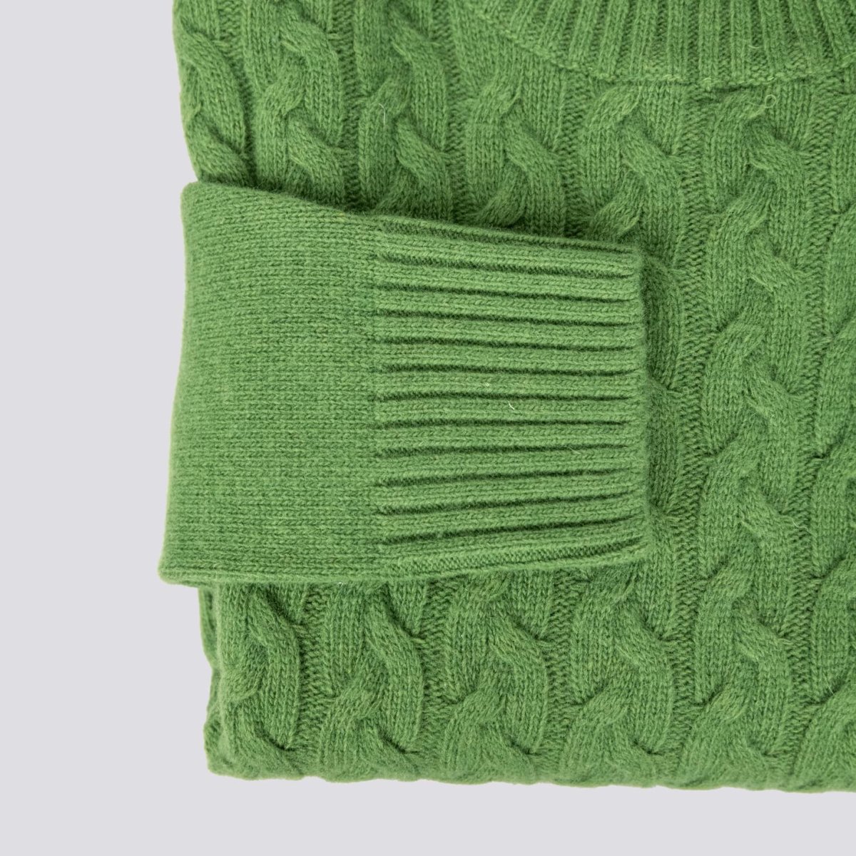 Maglione a collo alto con intreccio in lana verde - immagine 4