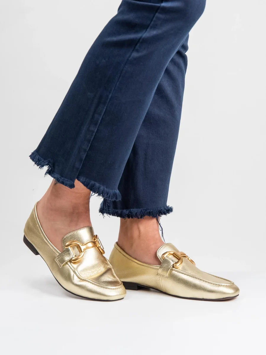 Mocassino in pelle laminata oro con morsetto frontale - immagine 6