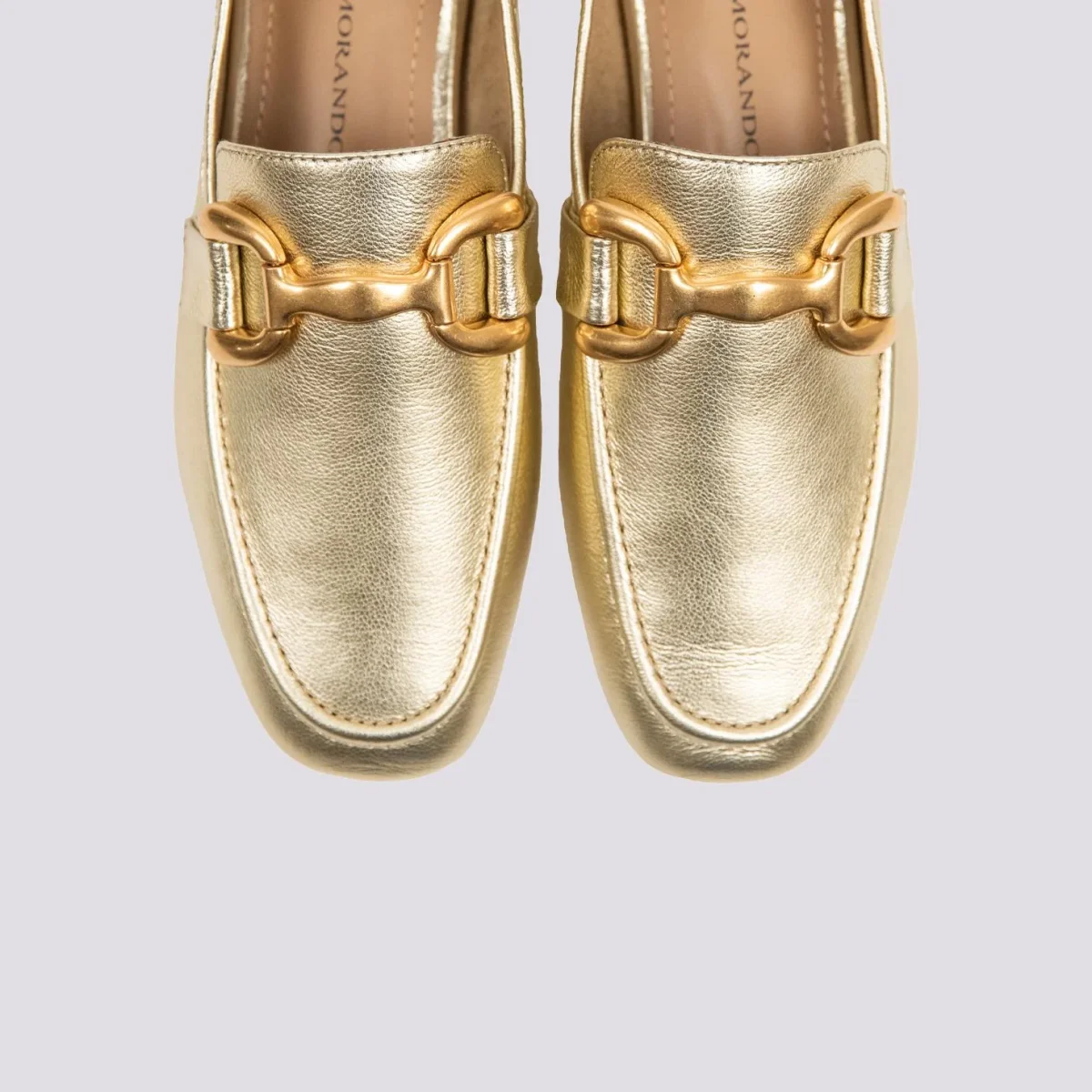 Mocassino in pelle laminata oro con morsetto frontale - immagine 4