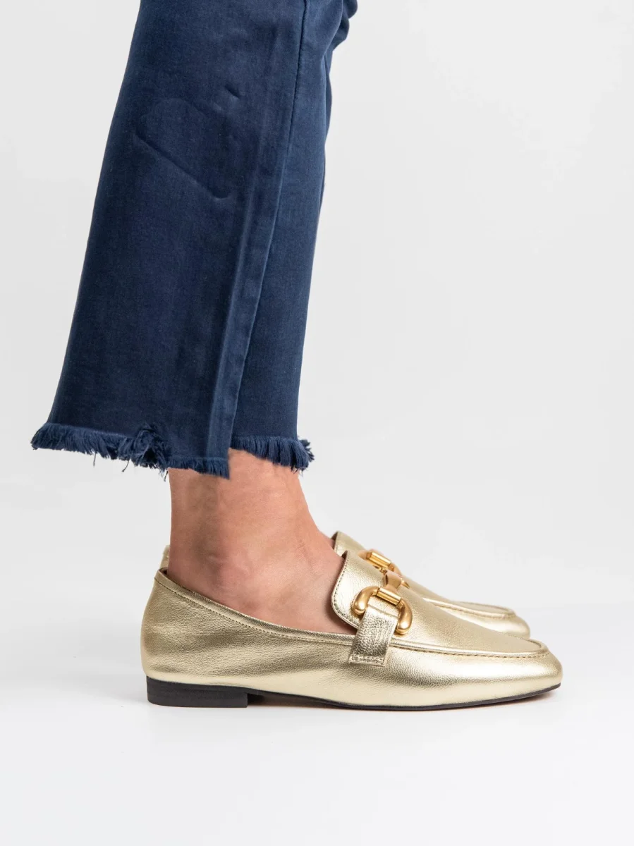 Mocassino in pelle laminata oro con morsetto frontale - immagine 5