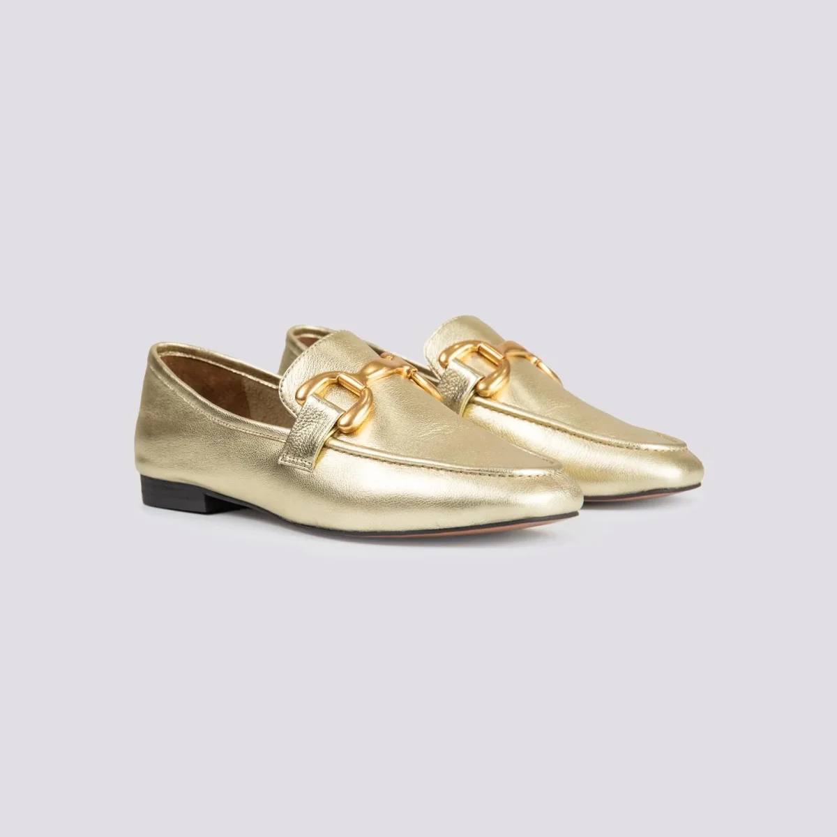 Mocassino in pelle laminata oro con morsetto frontale - immagine 3