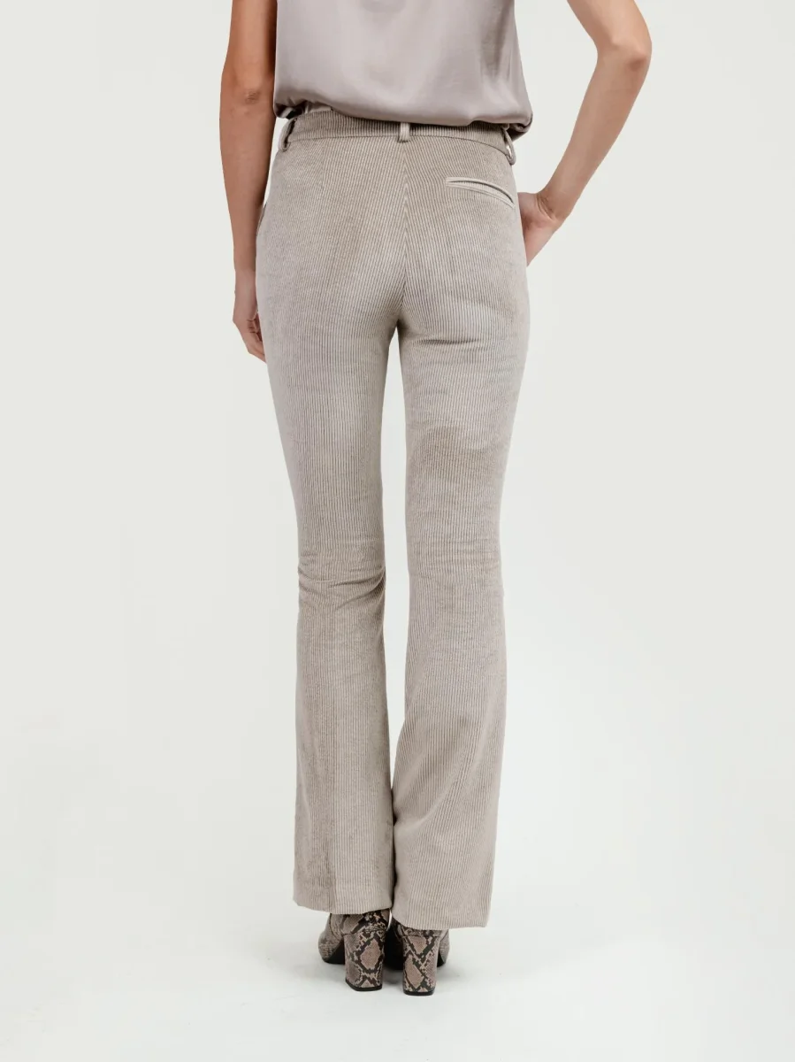 PANTALONE A ZAMPA IN VELLUTO A COSTE BEIGE - immagine 5