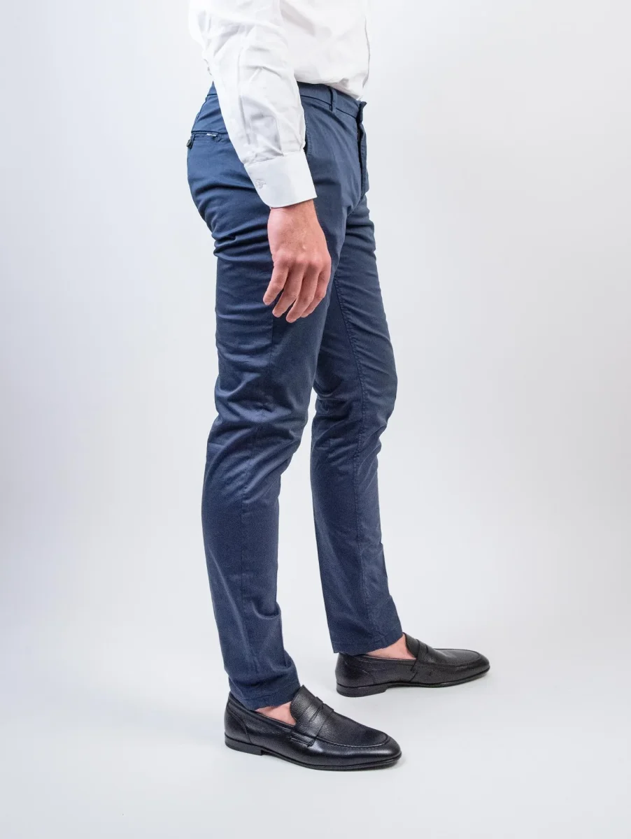 PANTALONE CHINOS IN COTONE COLOR BLU - immagine 3