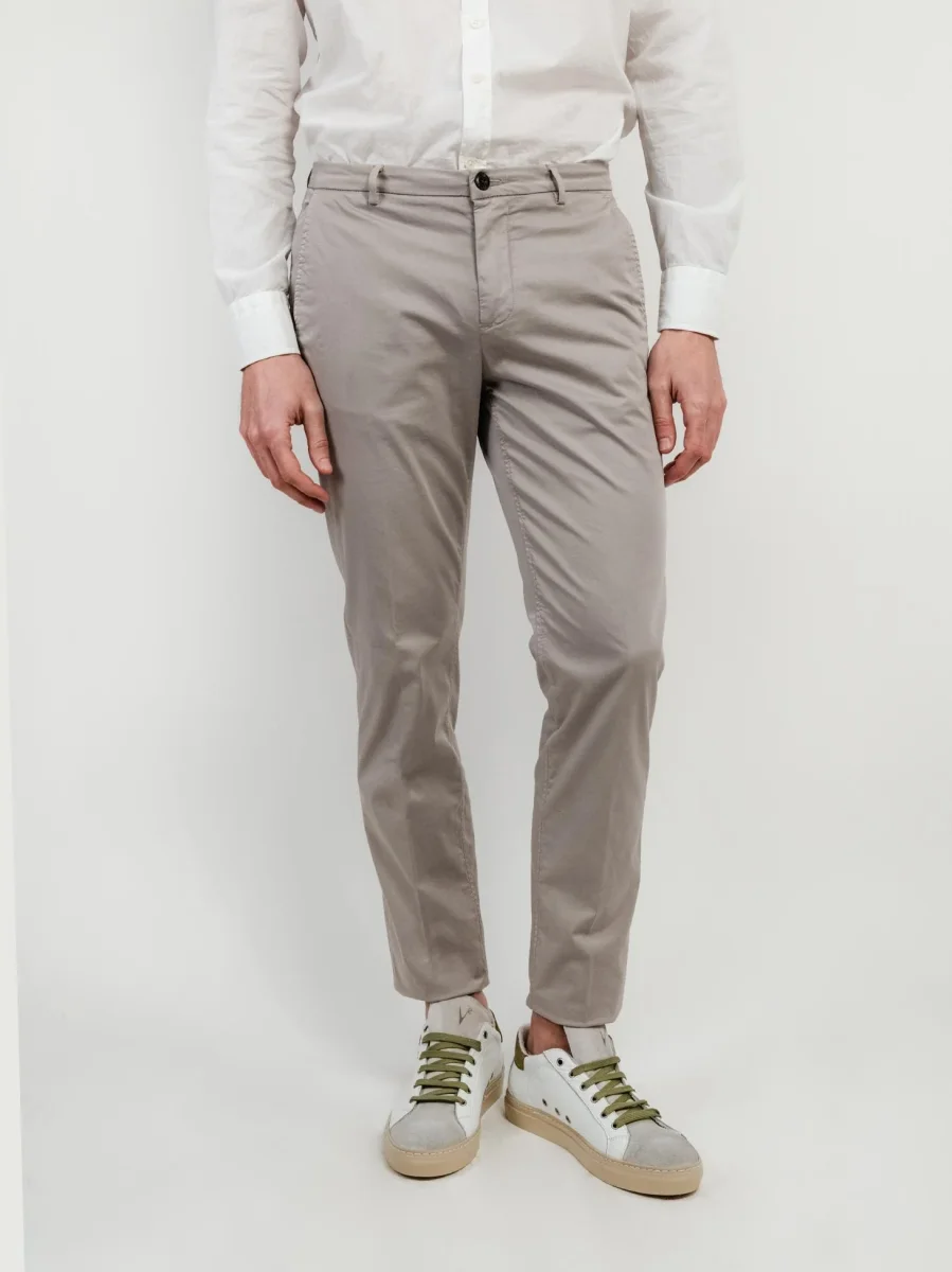 PANTALONE CHINOS IN COTONE TORTORA