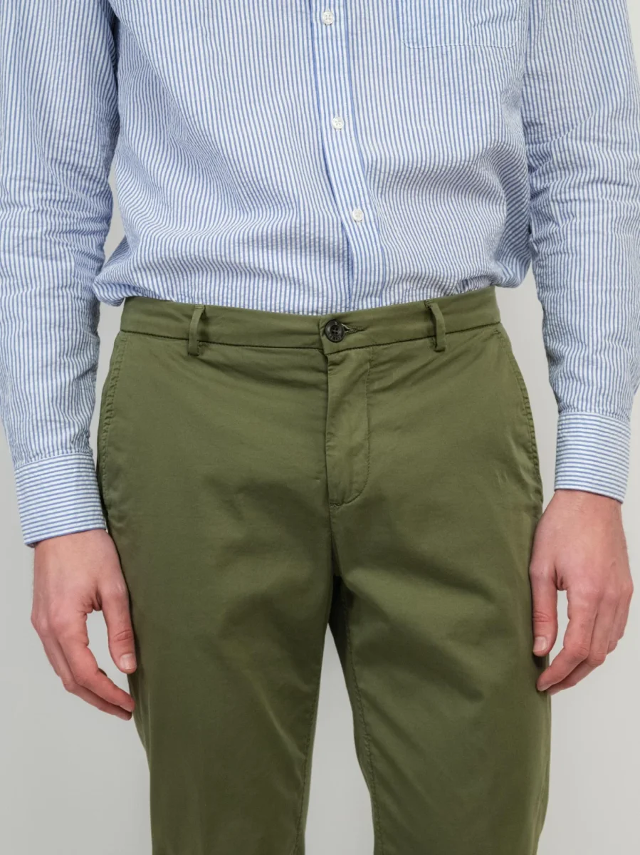 PANTALONE CHINOS IN COTONE VERDE MILITARE - immagine 5