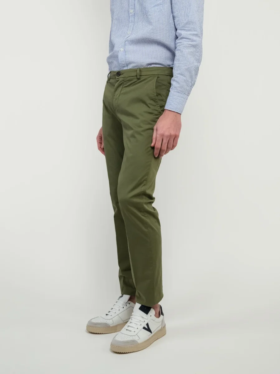 PANTALONE CHINOS IN COTONE VERDE MILITARE - immagine 3
