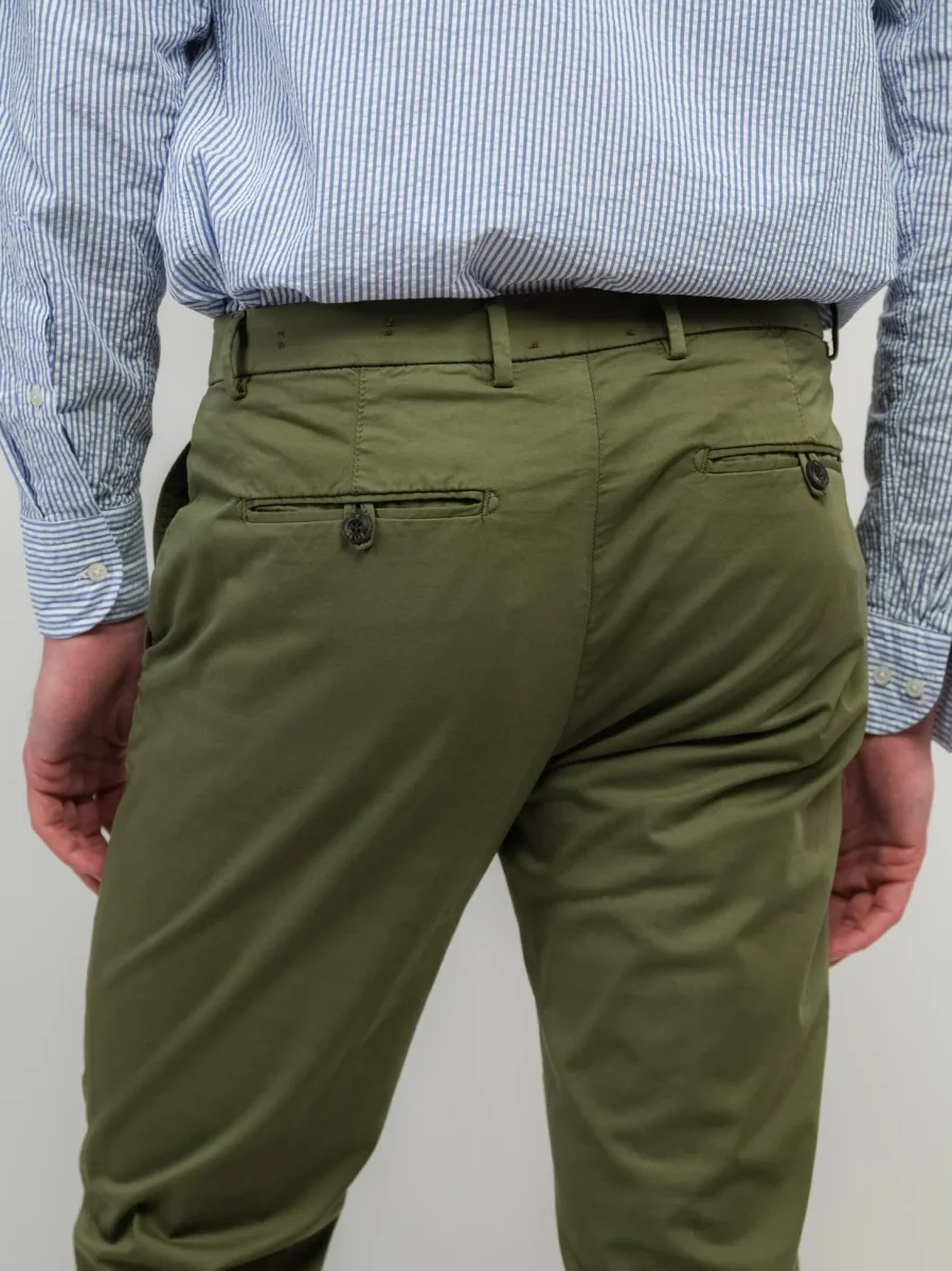 PANTALONE CHINOS IN COTONE VERDE MILITARE - immagine 6