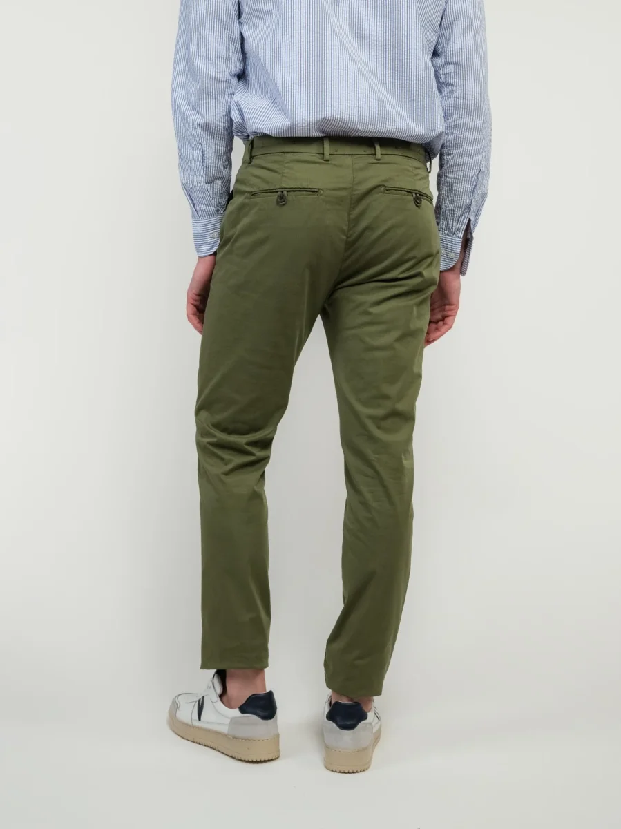 PANTALONE CHINOS IN COTONE VERDE MILITARE - immagine 4