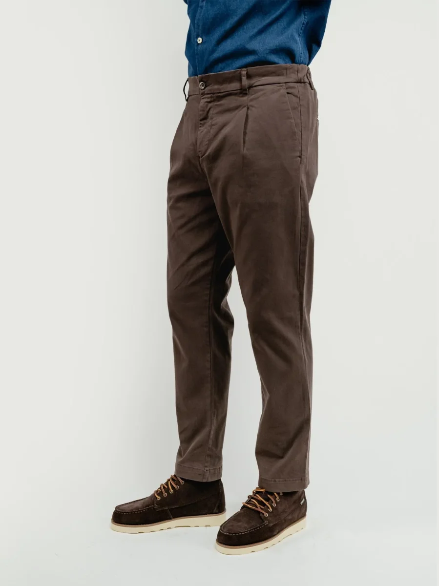 PANTALONE CON PENCES IN COTONE TESTA MORO - immagine 4