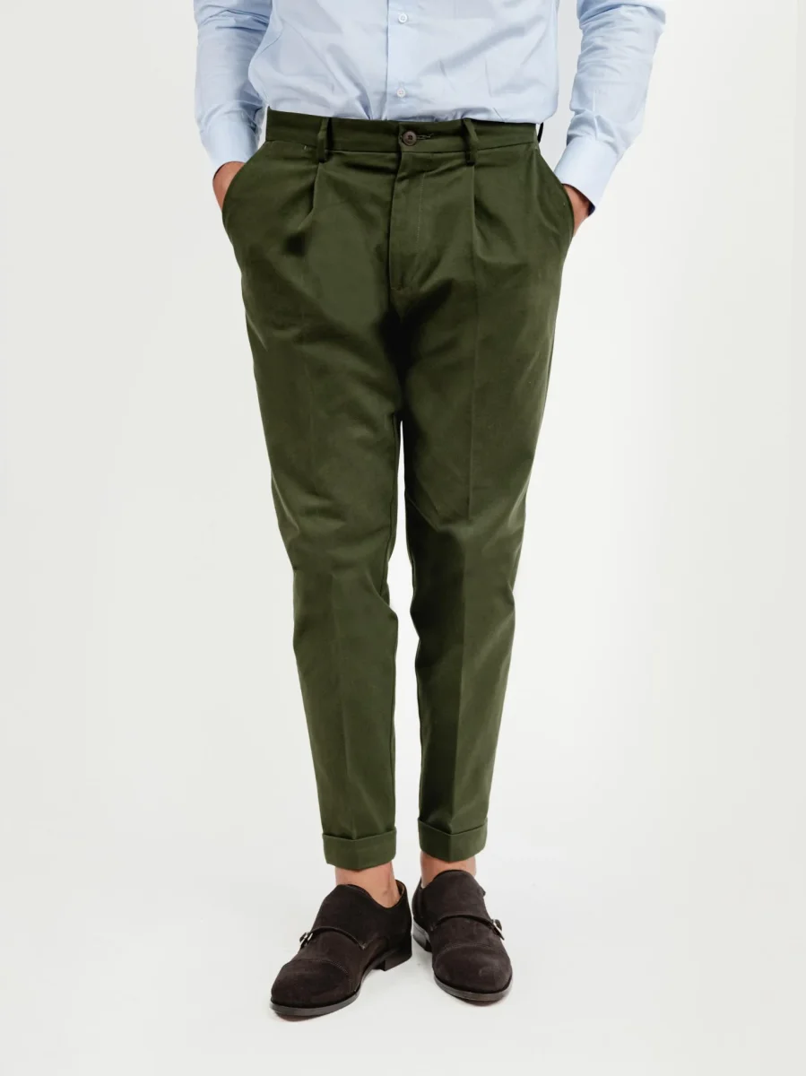 PANTALONE CON PENCES IN COTONE VERDE