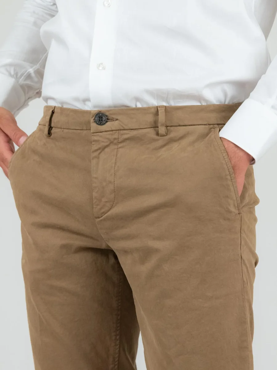 PANTALONE MARRONE CON TASCHE A FILO - immagine 4