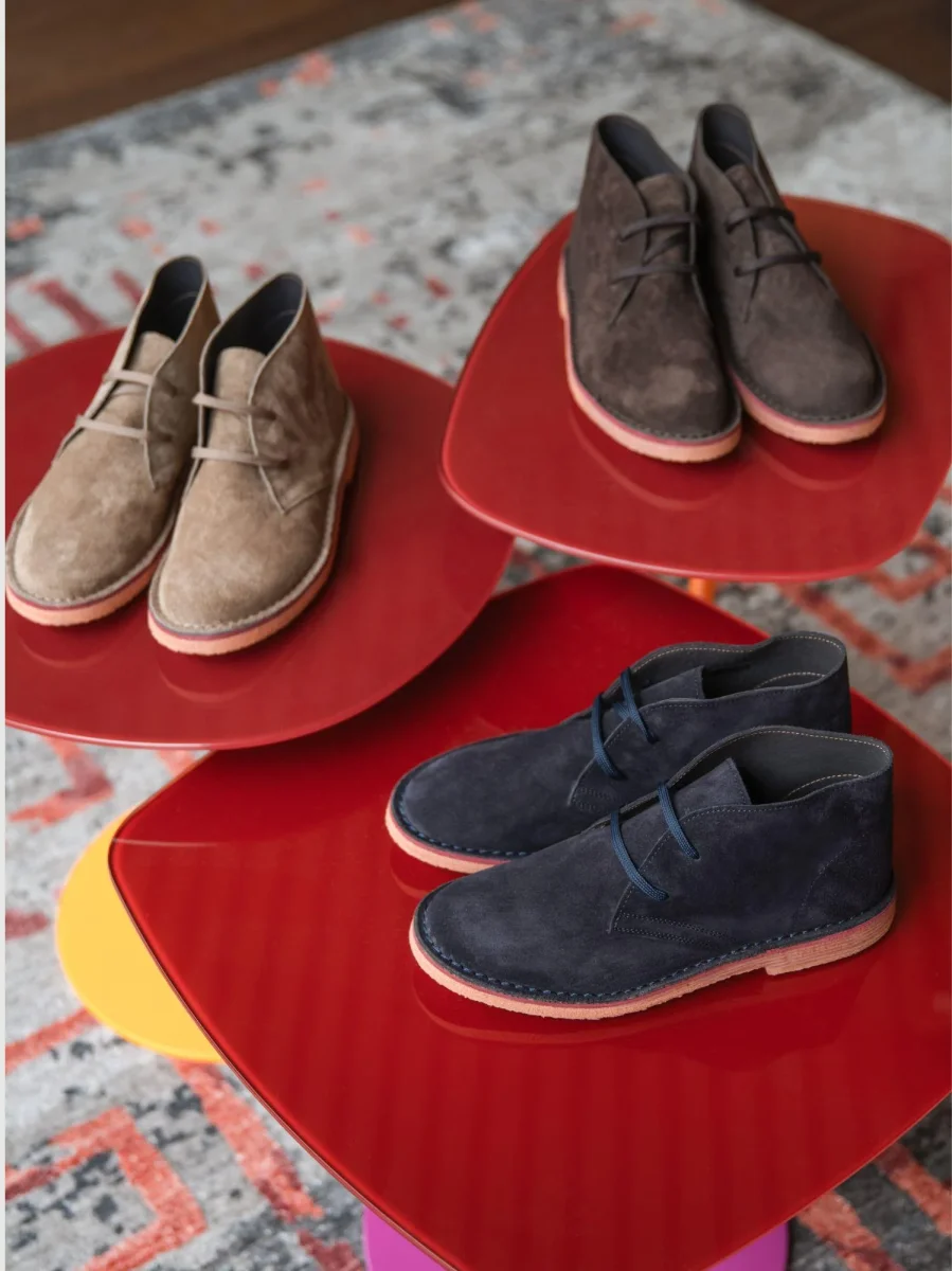 POLACCHINO DESERT BOOT IN CAMOSCIO BLU CON SUOLA A CONTRASTO - immagine 7