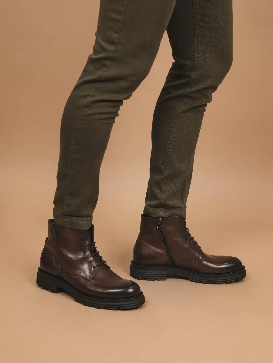 POLACCHINO STRINGATO IN PELLE SPALMATA MARRONE - immagine 6