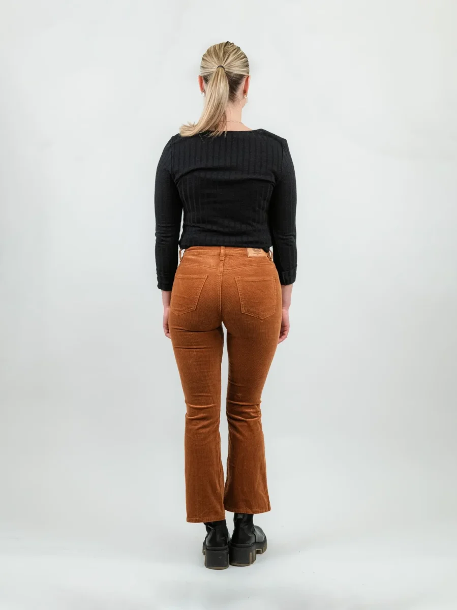 Pantalone cinque tasche a trombetta in velluto mattone - immagine 4