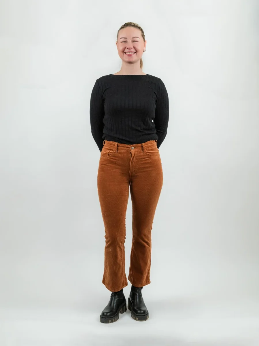 Pantalone cinque tasche a trombetta in velluto mattone