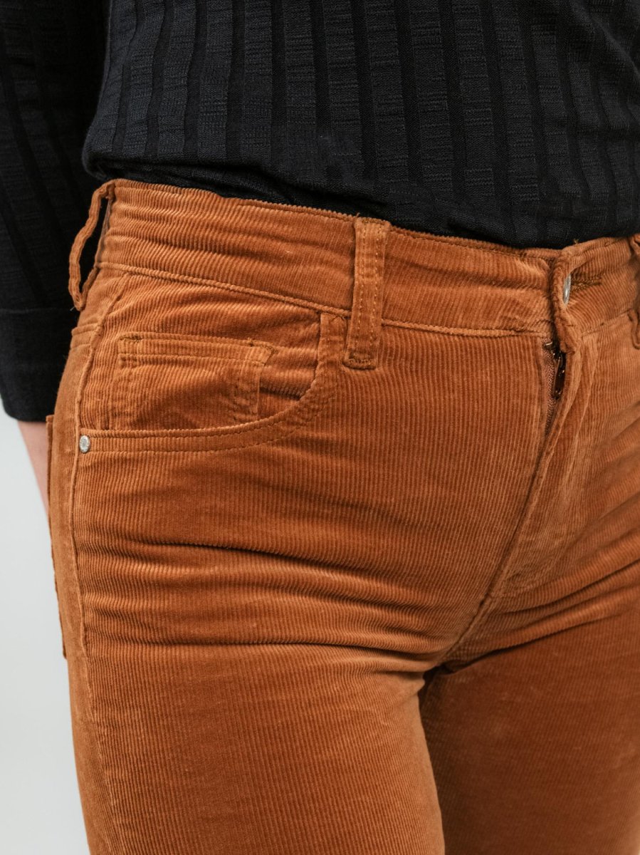 Pantalone cinque tasche a trombetta in velluto mattone - immagine 6