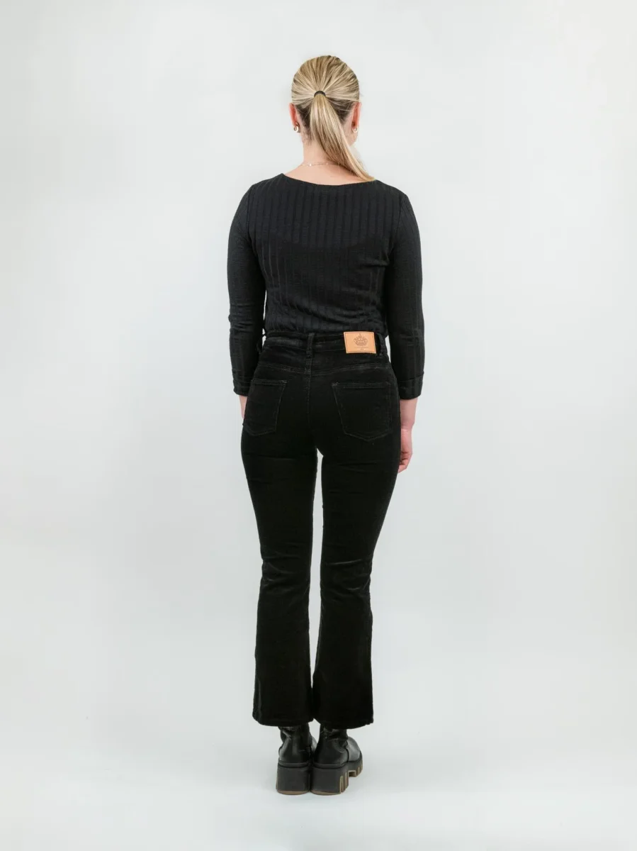 Pantalone cinque tasche a trombetta in velluto nero - immagine 4