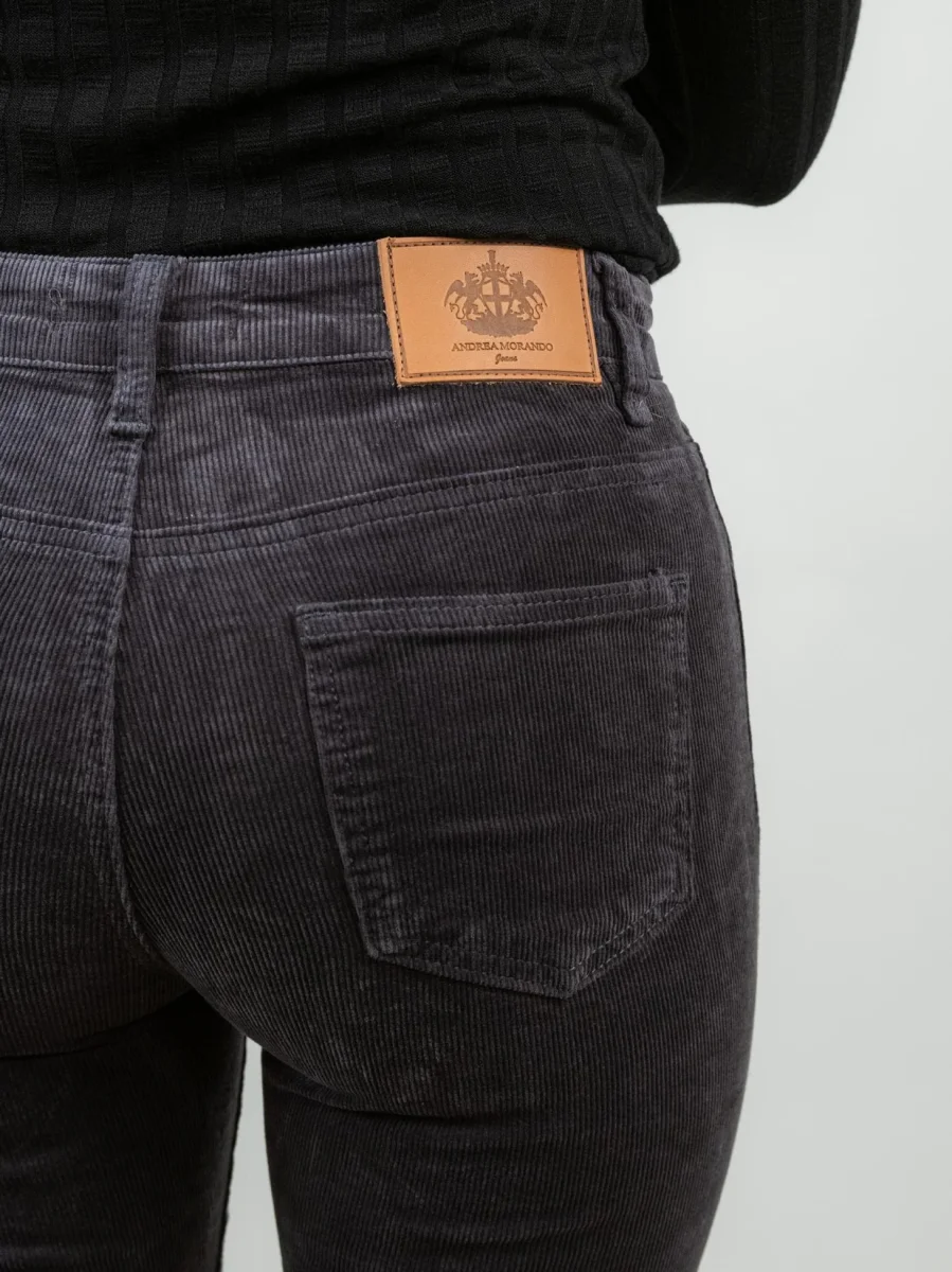 Pantalone cinque tasche a trombetta in velluto piombo - immagine 5