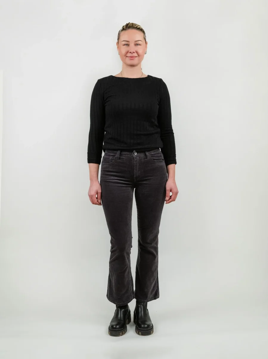 Pantalone cinque tasche a trombetta in velluto piombo