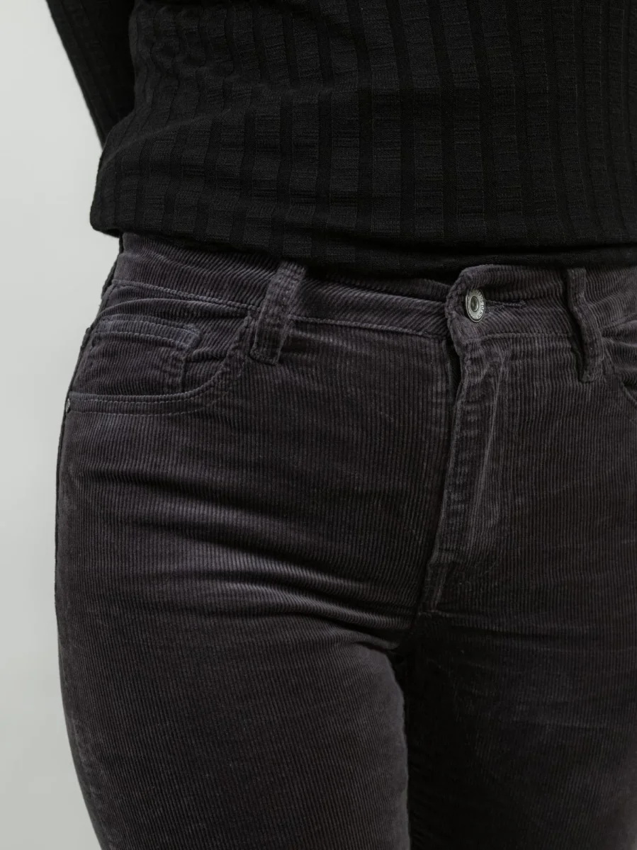 Pantalone cinque tasche a trombetta in velluto piombo - immagine 6