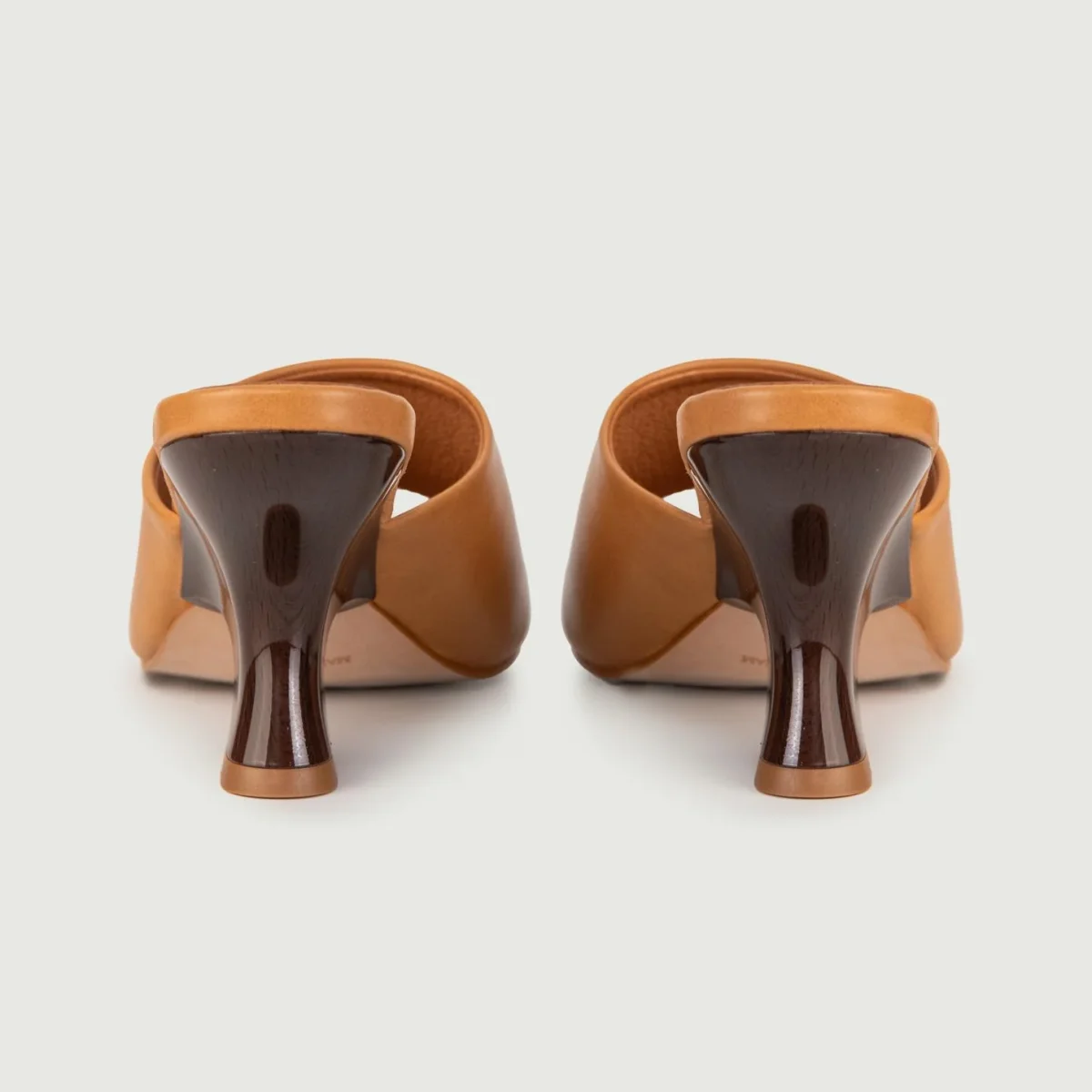 SABOT CON MAXI FASCIA IN PELLE CARAMELLO - immagine 5